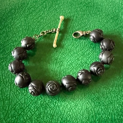 Pulsera gótica rosa negra con cuentas con dije de hueso Foto 1 de 4