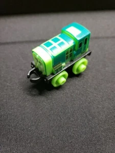 2014 Thomas the Train and Friends Mini Paxton Glow in the Dark Green - Imagen 1 de 2