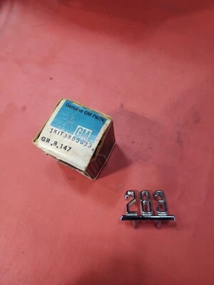 Nuevo de Lote Antiguo GM 1965 1966 1967 CHEVY IMPALA NOVA CHEVELLE 283 V8 EMBLEMA GUARDABARROS DELANTERO Foto 1 de 4