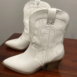 Universal Thread Boot Memory Foam Comfort Jacey Almond White Stiefelette Neu 8 - Bild 1 von 10