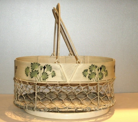 VTG Egg Gathering Basket Wire & Wicker 12 1/4" L x 9 1/4" W Cover