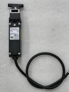 IDEC HS5E-F7Y Safety Door Lock Switch (With Actuator) Used - Picture 1 of 17