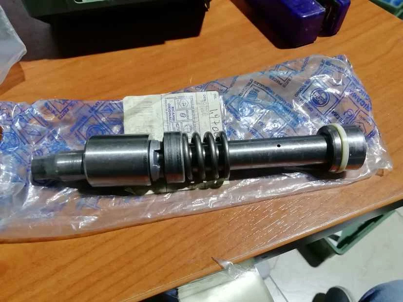 CILINDRO MOLLA FORCELLA KAYABA PIAGGIO X9 125 180 200 497008 NUOVO - Immagine 1 di 1