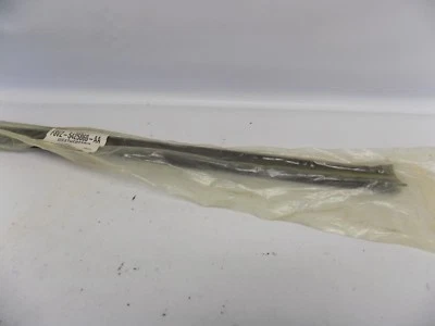 Nuevo OEM 1998-2011 Lincoln Town Car RR Tira de clima derecha Borde de moldura de cinturón de barrido Foto 1 de 4