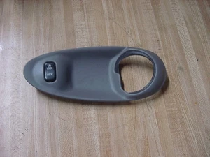 Bisel de bloqueo de manija de puerta de pasajero delantero derecho Buick Lesabre 2000-2005 OEM (gris) - Imagen 1 de 5