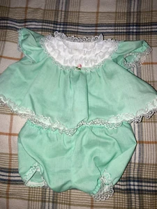 Ropa vintage para niños/muñecas Cabbage Patch - Vestido con volantes de encaje verde claro - Imagen 1 de 3