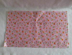 NEU! 2019 Barbie Reiterpuppe rosa Gingham Karo Picknickdecke Tischdecke - Bild 1 von 5