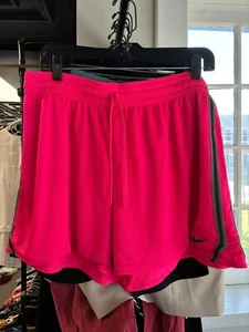 Pantaloncini sportivi Nike Dri Fit da donna in rete rosa brillante - Taglia XL - Foto 1 di 3