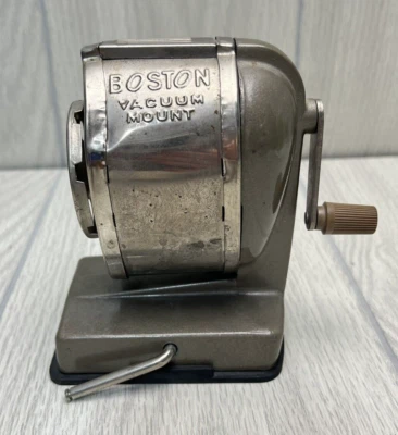 Antigo apontador de lápis Boston montagem a vácuo 8 furos tamanho ajustável EUA cromado LEIA - Imagem 1 de 4