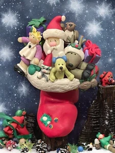 Medias de Navidad vintage hechas a mano de masa de arcilla llenas de Papá Noel y golosinas - Imagen 1 de 8