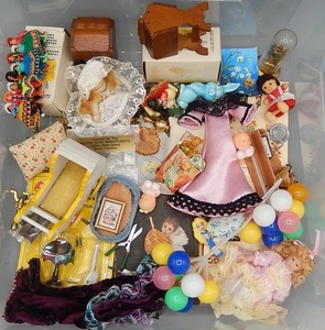 Vtg Dollhouse Miniatures Lot Doll Shelf Balloons Lamp Baby Stroller Most 1:12 - Imagen 1 de 13