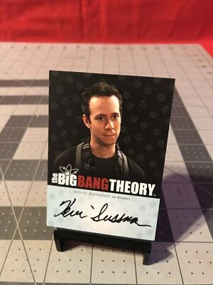 2012 Cryptozoic Big Bang Theory Kevin Sussman Stuart Autograph Card - Image 1 of 4