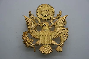 COPIA BARATA DE LA INSIGNIA DE GORRA DE METAL DORADO DE UN OFICIAL DEL EJÉRCITO DE LOS ESTADOS UNIDOS PARA LA RECREACIÓN DE DISFRACES - Imagen 1 de 2