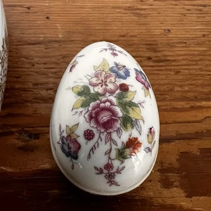 Caja baratija huevo porcelana vintage, violetas, adorno dorado 2" pequeña - Imagen 1 de 6