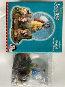 Vintage Hallmark Walt Disney Schneewittchen & die sieben Zwerge musikalische Wasserkugel - Bild 1 von 4