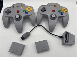 DUE Controller Retro-bit Wireless Nintendo 64 + Bat Pack/1 Dongle - N64 Testato - Foto 1 di 13