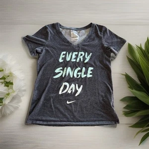 Camiseta Nike Gráfica Camiseta Dri Fit Corte Atlético Talla M TEAL “Todos los Días” V - Imagen 1 de 8