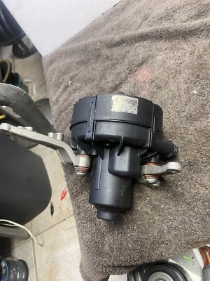 Насос для вторичного впрыска воздуха смога 05–15 Mercedes W204 C300 E350 в сборе изготовитель оборудования - Изображение 1 из 4