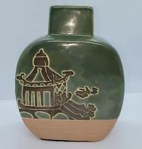Vaso in ceramica smaltata in terracotta verde giapponese vintage con design tempio giapponese - Foto 1 di 12