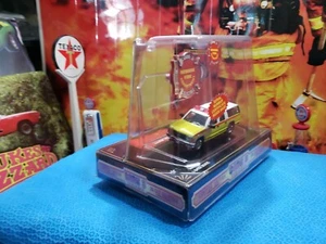 CODE 3 - CITY OF NEWARK FIRE DEPARTMENT GMC SUBURBAN 1/64 VERY NICE 👌 SUBURBAN - Picture 1 of 12