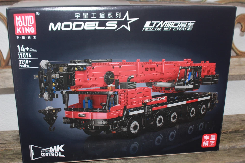 Siku 3220 Tractor New Holland T8.390 Christmas Limited Edition 1:32 NEW - Image 1 of 4