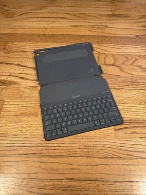 罗技 - 超薄键盘对开式适用于 Apple iPad(第 5 代和第 6 代)- 黑色 (Y-R0051) — 第 1/4 张图片