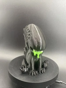 4" sabberndes Baby Xenomorph Chibi - süßes sitzendes Alien-Geschenk - Urlaubsvarianten - Bild 1 von 9