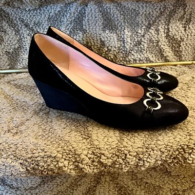 Usados en Excelente Condición Taryn by Taryn Rose Kerrin Zapatos de Tacón de Cuña Negros Brillantes Talla 8 Foto 1 de 4