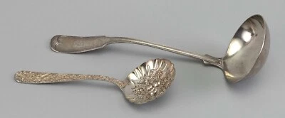 A151 TIFFANY & CO. CUCHARÓN DE PLATA ESTERLINA Y UNA CUCHARA KIRK & SON BERRY. 335 gramos Foto 1 de 4