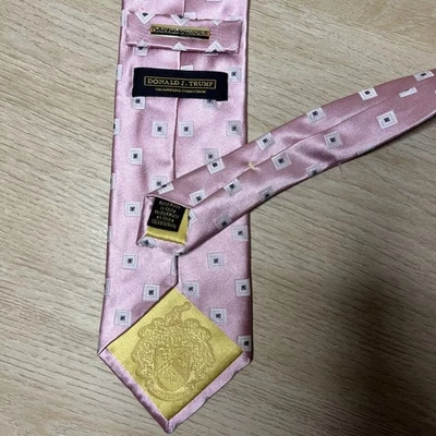 Corbata Donald J Trump Rosa Geométrica 100% Seda Lujo Firma Colección Corbata Foto 1 de 4