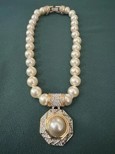 SWAROVSKI GORGEOUS FAUX PEARL NECKLACE W/ PAVE CRYSTAL RHINESTONE PENDANT CLASP - Picture 1 of 14