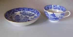 Taza y platillo acanalados azules y blancos de porcelana inglesa del siglo XVIII patrón de templo chino - Imagen 1 de 11