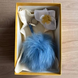 Echt Fendi Fellbommel Taschenanhänger Schlüsselanhänger Schlüsselring hellblau mit Box - Bild 1 von 3