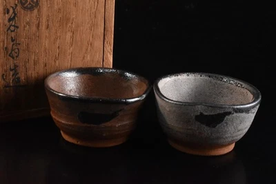 S3082: Japanese Old Karatsu-ware SAKE CUP 2pcs, auto w/signed box Sake vessels - Image 1 of 4