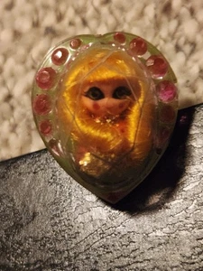 VINTAGE 1967 MATTEL SPIELZEUG SCHMUCK LIDDLE KIDDLES PUPPE INNEN MEDAILLON RING - Bild 1 von 7