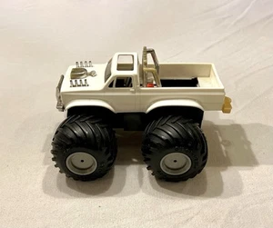 Schaper Stomper Monster 1985 camioneta Chevy 4x4 blanca batería - funciona - Imagen 1 de 17