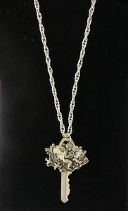 Steampunk Altered Key Necklace Cupid Playing Mandolin Valentine Cherub Angel OMS - Imagen 1 de 6