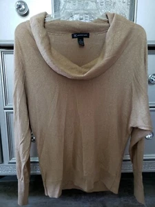 Fledermauspullover funkelnd gold leicht mit Halsausschnitt in XS/S von INC. Neu ohne Etikett. - Bild 1 von 3