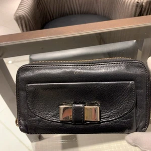 (Auténtico) CHLOE Cartera de Cuero Negro con Cremallera Larga Lazo Acento de Metal Mujeres Cartera de Diseñador - Imagen 1 de 11