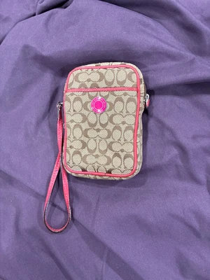 Bolsa de câmera digital vintage Y2K Coach couro rosa assinatura pulseira arco-íris - Imagem 1 de 4