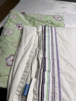 Lote de 2 sábanas planas Pottery Barn blancas con rayas moradas, verdes florales Foto 1 de 4