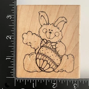 DOTS Der Osterhase hält Ei Q139 Holz montiert Gummistempel - Bild 1 von 3