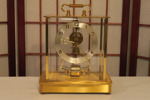 HOWARD MILLER ELECTROMAGNETIC SWING PENDULUM 131-235 TABLE CLOCK BRUSHED BRASS Cover