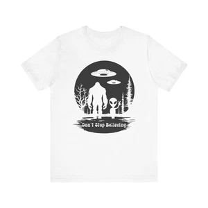 Bigfoot Alien UFO Don't Stop Believing T-Shirt, Alien Geschenk, Cryptid, Verschwörung - Bild 1 von 5