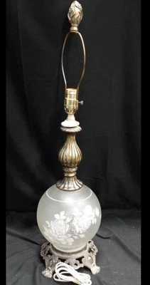 Lámpara de mesa de vidrio/latón floral esmerilado MCM Hollywood Regency años 60 de colección iluminación Foto 1 de 4