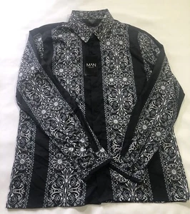 Boohoo Herren langarmiges SHIRT MIT KNÖPFEN AUF KNÖPFEN Large L schwarz-weiß Neu mit Etikett - Bild 1 von 9