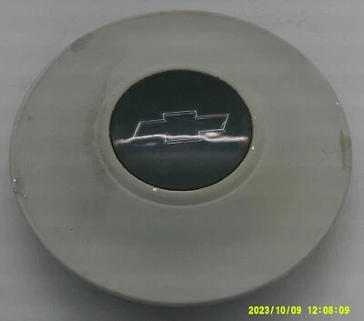 Tapa central de rueda Chevrolet Impala Monte Carlo 2000-2002 (P/N#9592876) crema. Foto 1 de 3