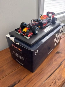 F1 RB12 1:18 Formula 1 Minichamps Red Bull Racing Daniel Ricciardo Brazilian GP - Picture 1 of 4
