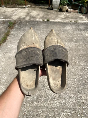 Petits sabots en bois ancien - Photo 1/4