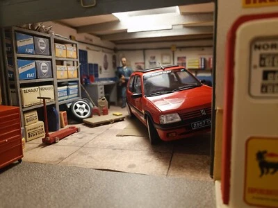 DIORAMA GARAGE VINTAGE 1:18 Fiat Uno Turbo Peugeot 205 Gti Laudoracing Norev - Immagine 1 di 4